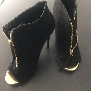 Black open toes shoes